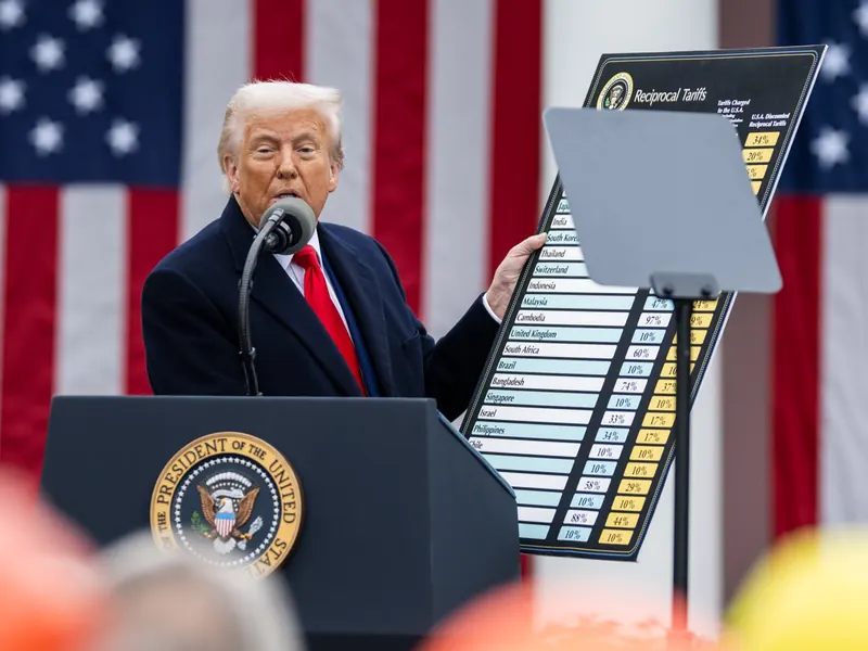 Donald Trump mostra a tabela de tarifas na Casa Branca, em 2025