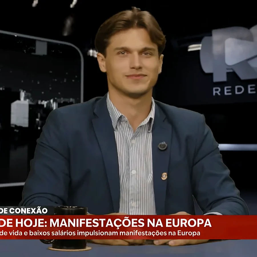João Gonçalves na bancada do programa Ponto de Conexão, na TV