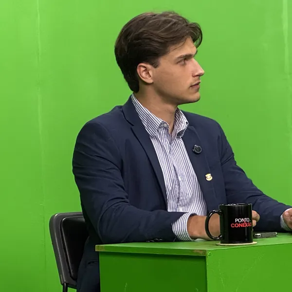 João Gonçalves na bancada de um debate de TV