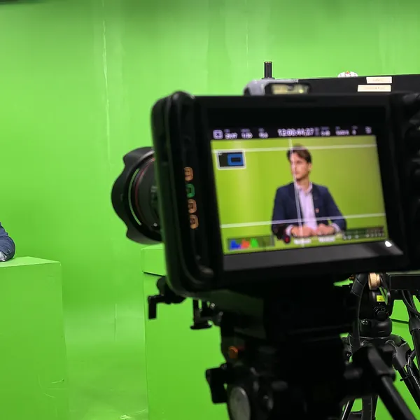 João Gonçalves sendo filmado em estúdio de TV
