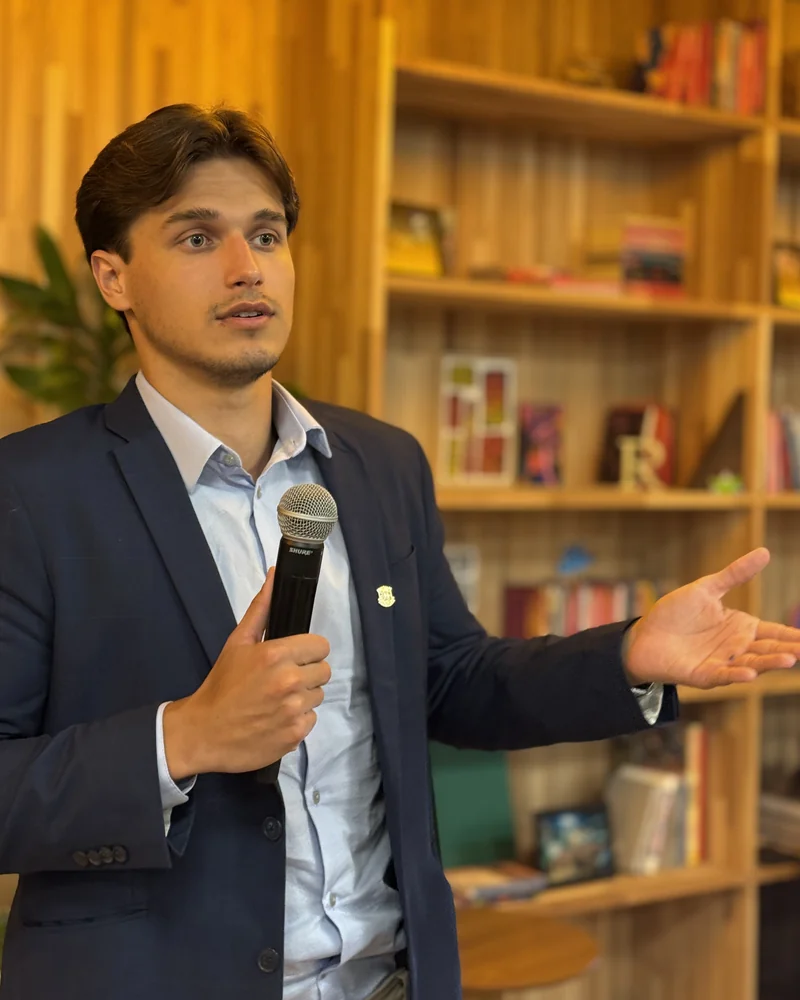 João Gonçalves palestrando com microfone