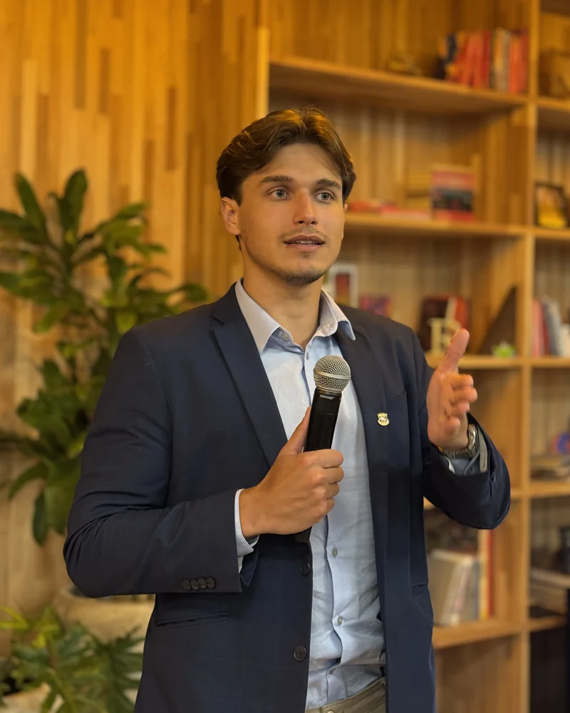João Gonçalves palestrando com microfone
