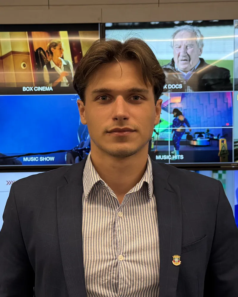 João Gonçalves em estúdio de TV